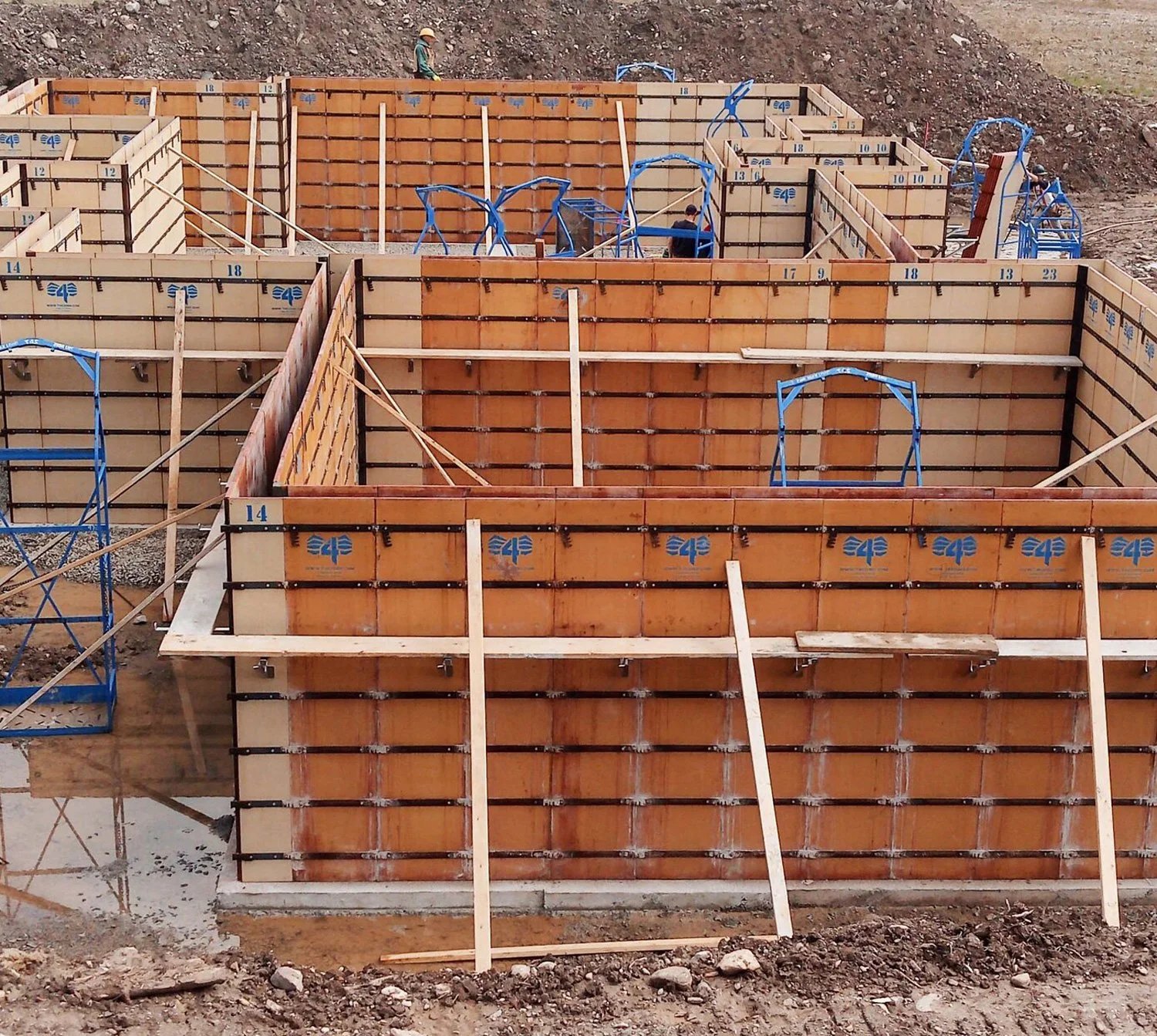 Large residential foundation wall forming setup