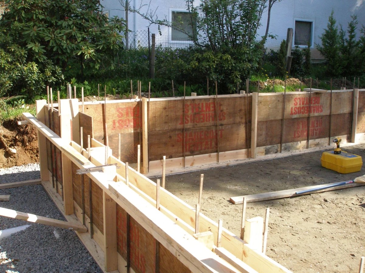 Timber formwork for concrete walls
